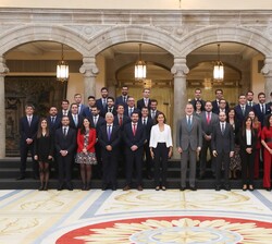 Su Majestad el Rey junto a los nuevos funcionarios del Cuerpo de Ingenieros Industriales del Estado